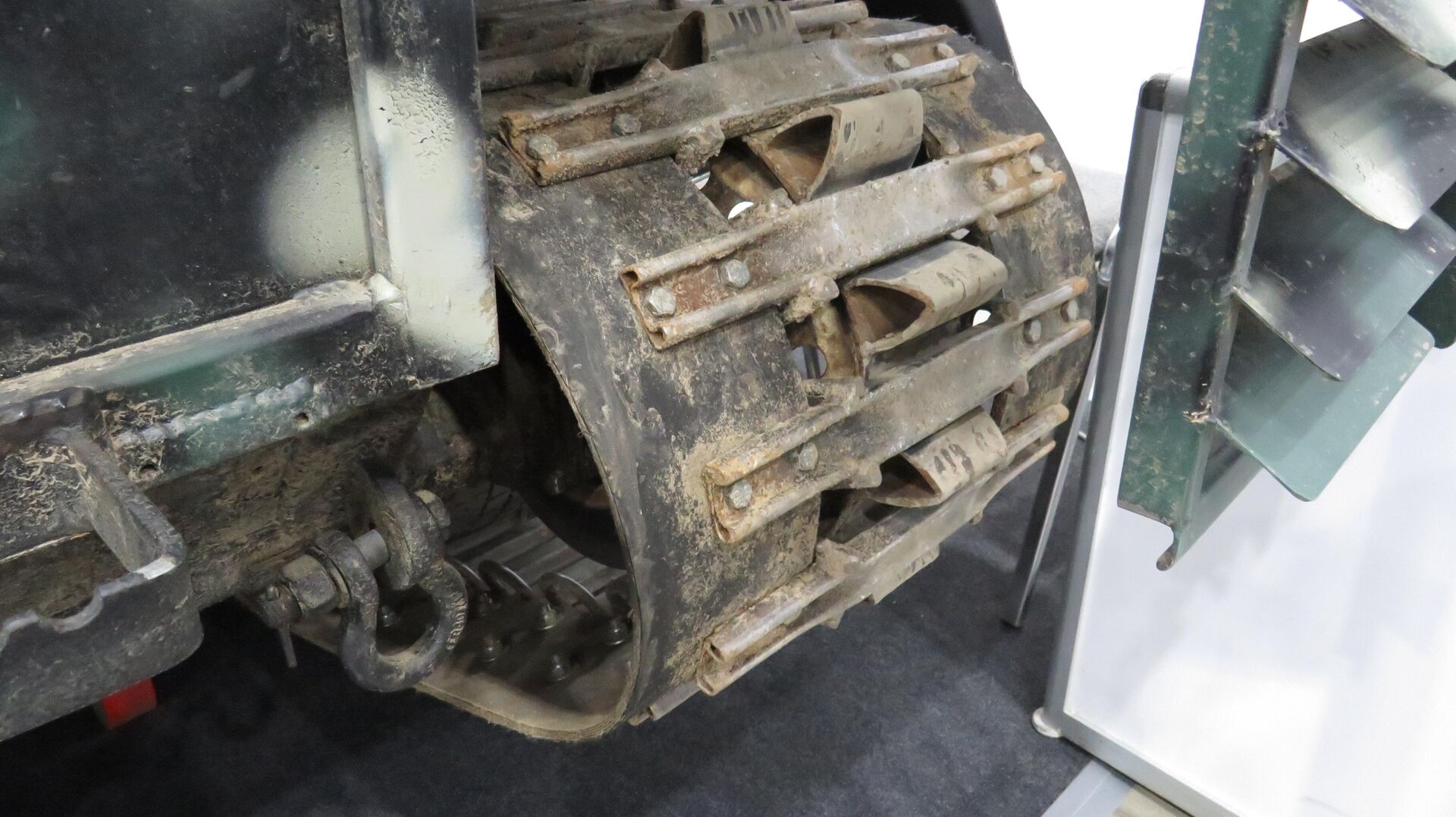 Bánh xích cao su-kim loại của MS-25 đã được thử nghiệm trong điều kiện địa hình. Bánh xích cao su-kim loại của MS-25 đã được thử nghiệm trong điều kiện địa hình. - Sputnik Việt Nam, 1920, 25.11.2025