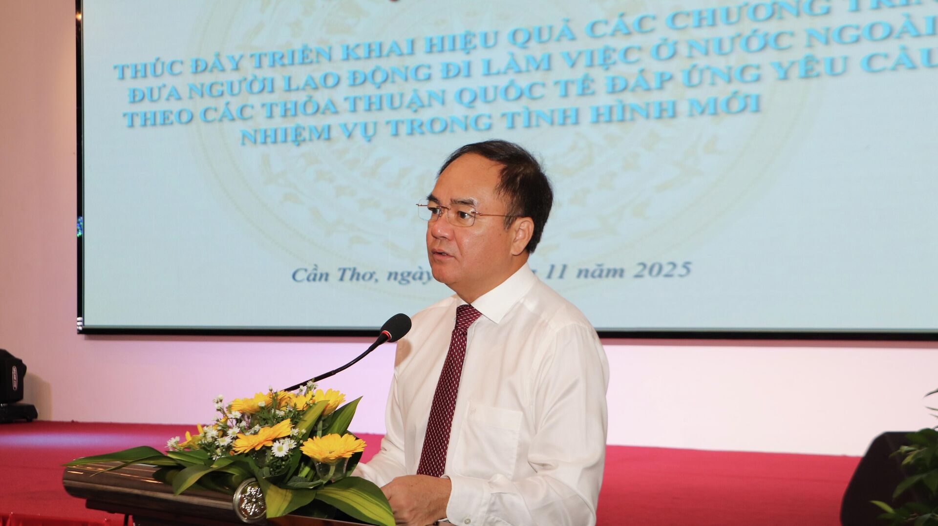 Ông Vũ Chiến Thắng, Thứ trưởng Bộ Nội vụ, phát biểu tại hội nghị - Sputnik Việt Nam, 1920, 24.11.2025