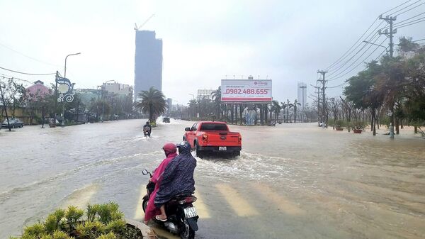 Một đoạn đường Nguyễn Tất Thành, phường Quy Nhơn, tỉnh Gia Lai bị ngập sâu - Sputnik Việt Nam
