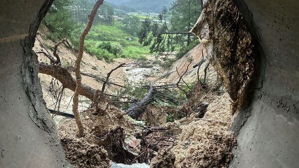 Đèo Mimosa sạt lở nghiêm trọng, các phương tiện vào trung tâm Đà Lạt khó khăn - Sputnik Việt Nam