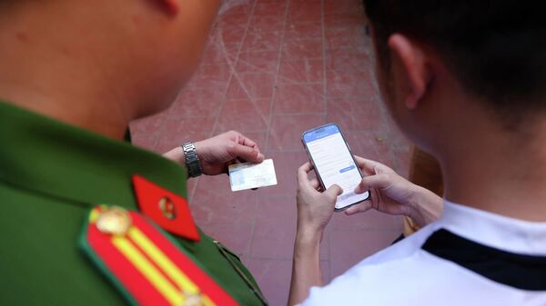 Công an xã Mê Linh hướng dẫn người dân làm sạch dữ liệu - Sputnik Việt Nam