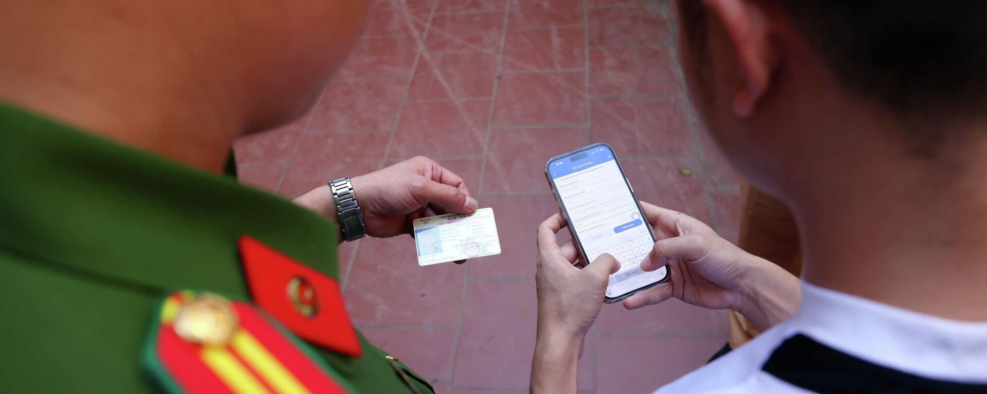 Công an xã Mê Linh hướng dẫn người dân làm sạch dữ liệu - Sputnik Việt Nam, 1920, 25.11.2025