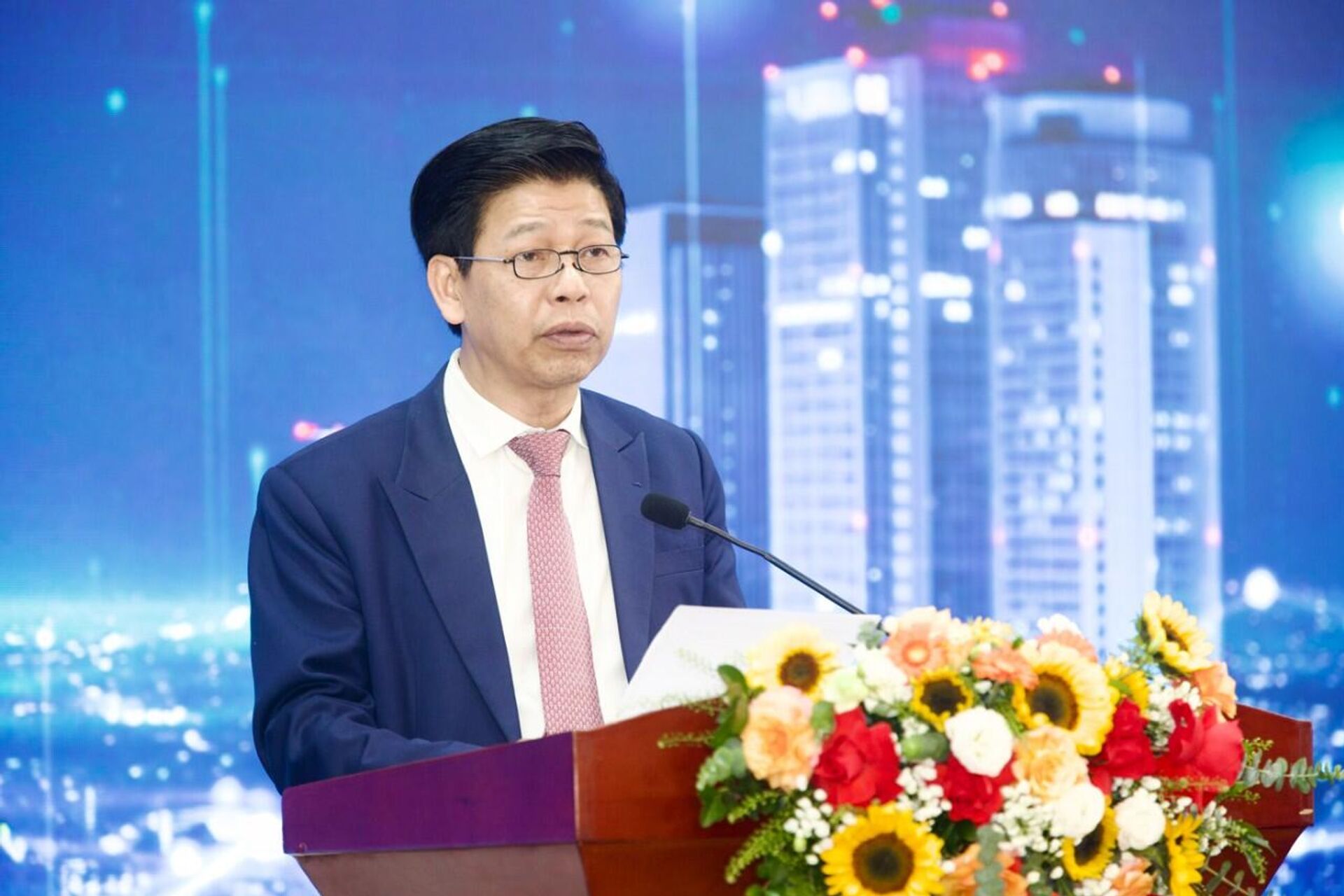 Tổng Biên tập Báo Tài chính - Đầu tư Phạm Văn Hoành phát biểu khai mạc hội thảo. - Sputnik Việt Nam, 1920, 25.11.2025