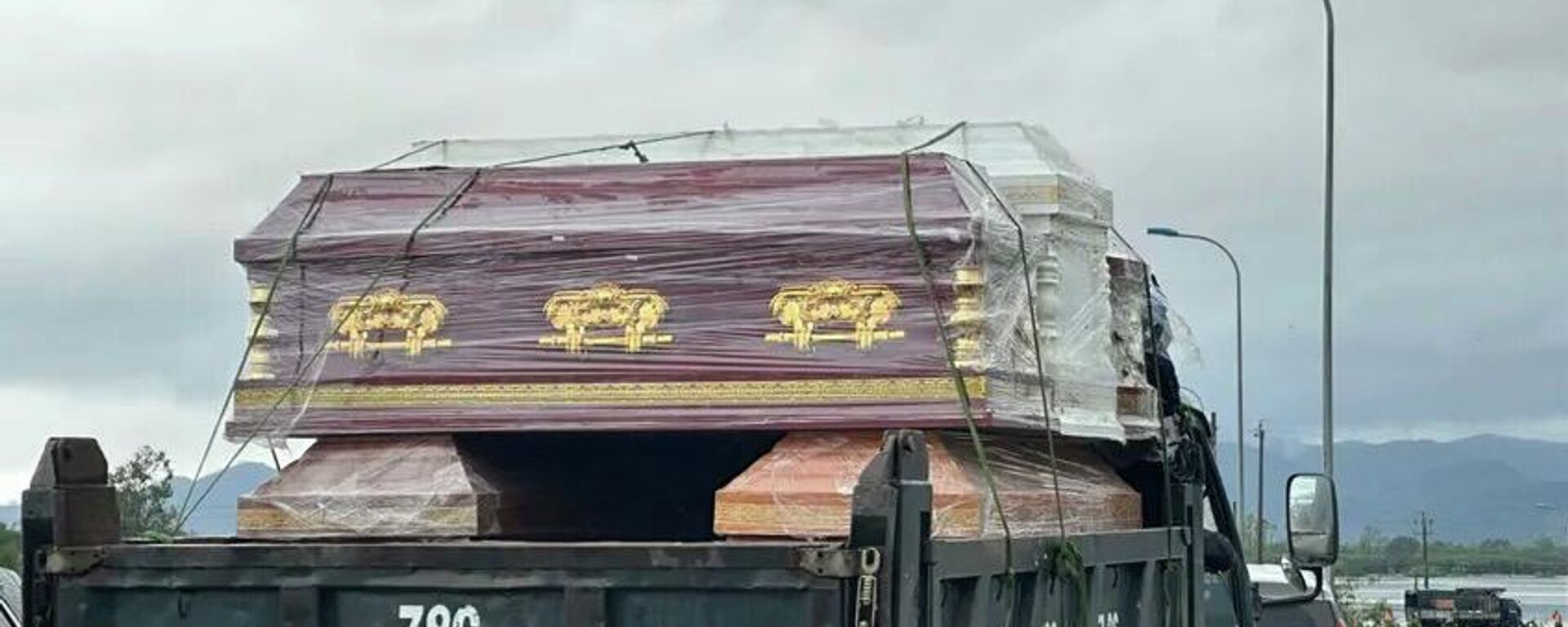 Ngày 21-11, xe chở quan tài vào xã Hòa Thịnh lo hậu sự cho người mất do mưa lũ - Sputnik Việt Nam, 1920, 25.11.2025