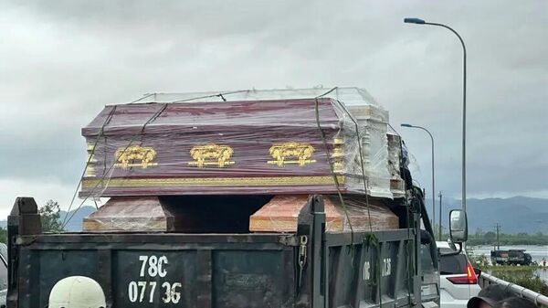 Ngày 21-11, xe chở quan tài vào xã Hòa Thịnh lo hậu sự cho người mất do mưa lũ - Sputnik Việt Nam