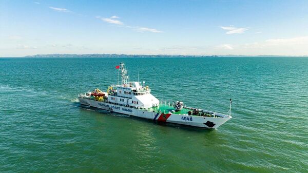 Tàu tuần tra cao tốc TT-400 mang số hiệu CSB 4040 hoạt động trên biển - Sputnik Việt Nam