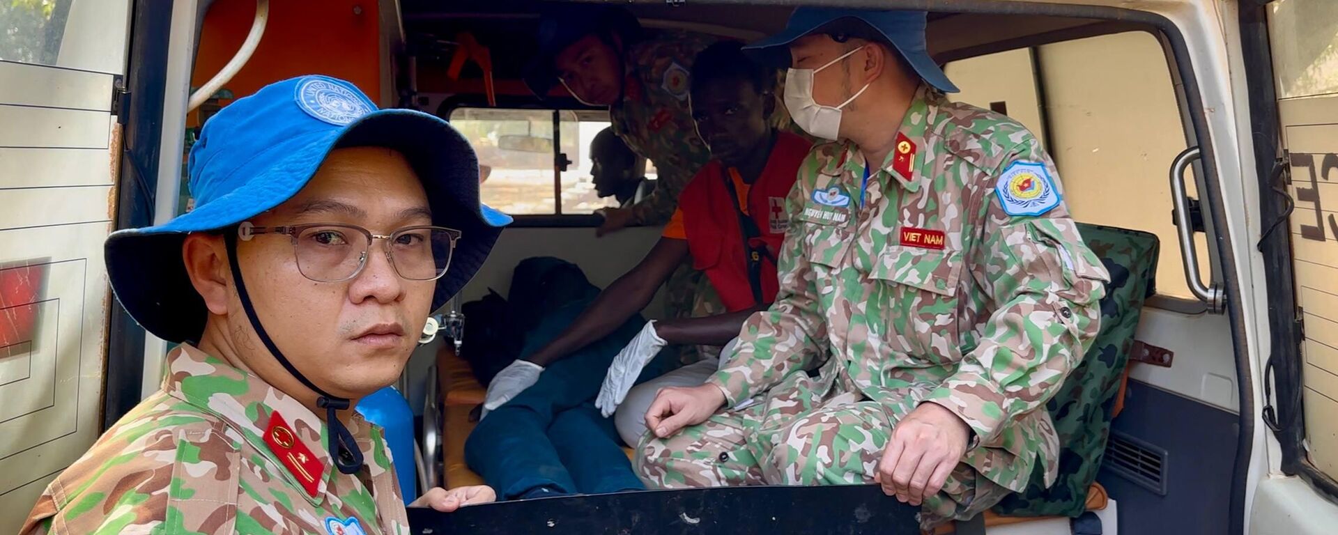 Tổ quân y Bệnh viện Dã chiến cấp 2 số 7 (BVDC 2.7) xử trí liên tiếp hai tình huống y tế khẩn cấp - Sputnik Việt Nam, 1920, 26.11.2025