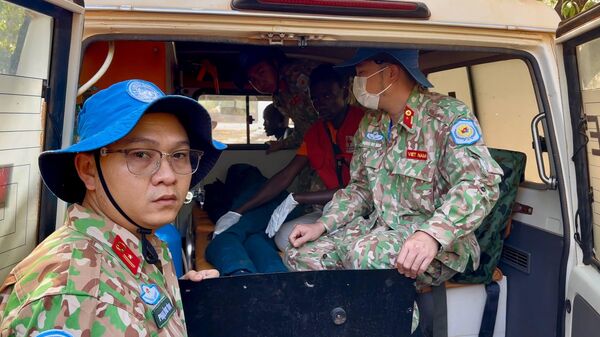 Tổ quân y Bệnh viện Dã chiến cấp 2 số 7 (BVDC 2.7) xử trí liên tiếp hai tình huống y tế khẩn cấp - Sputnik Việt Nam