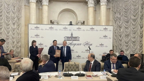 Giáo sư, Viện sĩ Châu Văn Minh đón nhận danh hiệu Viện sĩ Viện hàn lâm Khoa học Nga từ Giáo sư, Viện sĩ Gennady Krasnikov, Chủ tịch Viện hàn lâm Khoa học Nga - Sputnik Việt Nam