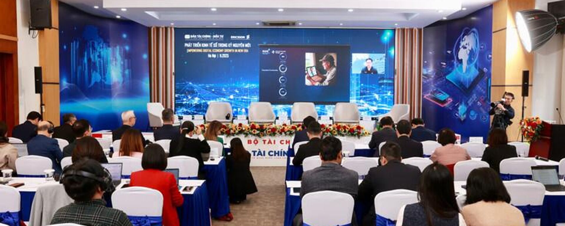 Hội thảo “Phát triển kinh tế số trong kỷ nguyên mới” do Báo Tài chính-Đầu tư tổ chức ngày 25/11. Hội thảo “Phát triển kinh tế số trong kỷ nguyên mới” do Báo Tài chính-Đầu tư tổ chức ngày 25/11. - Sputnik Việt Nam, 1920, 26.11.2025
