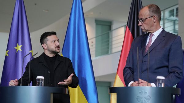 Friedrich Merz và Vladimir Zelensky trong một cuộc họp báo ở Berlin, Đức - Sputnik Việt Nam