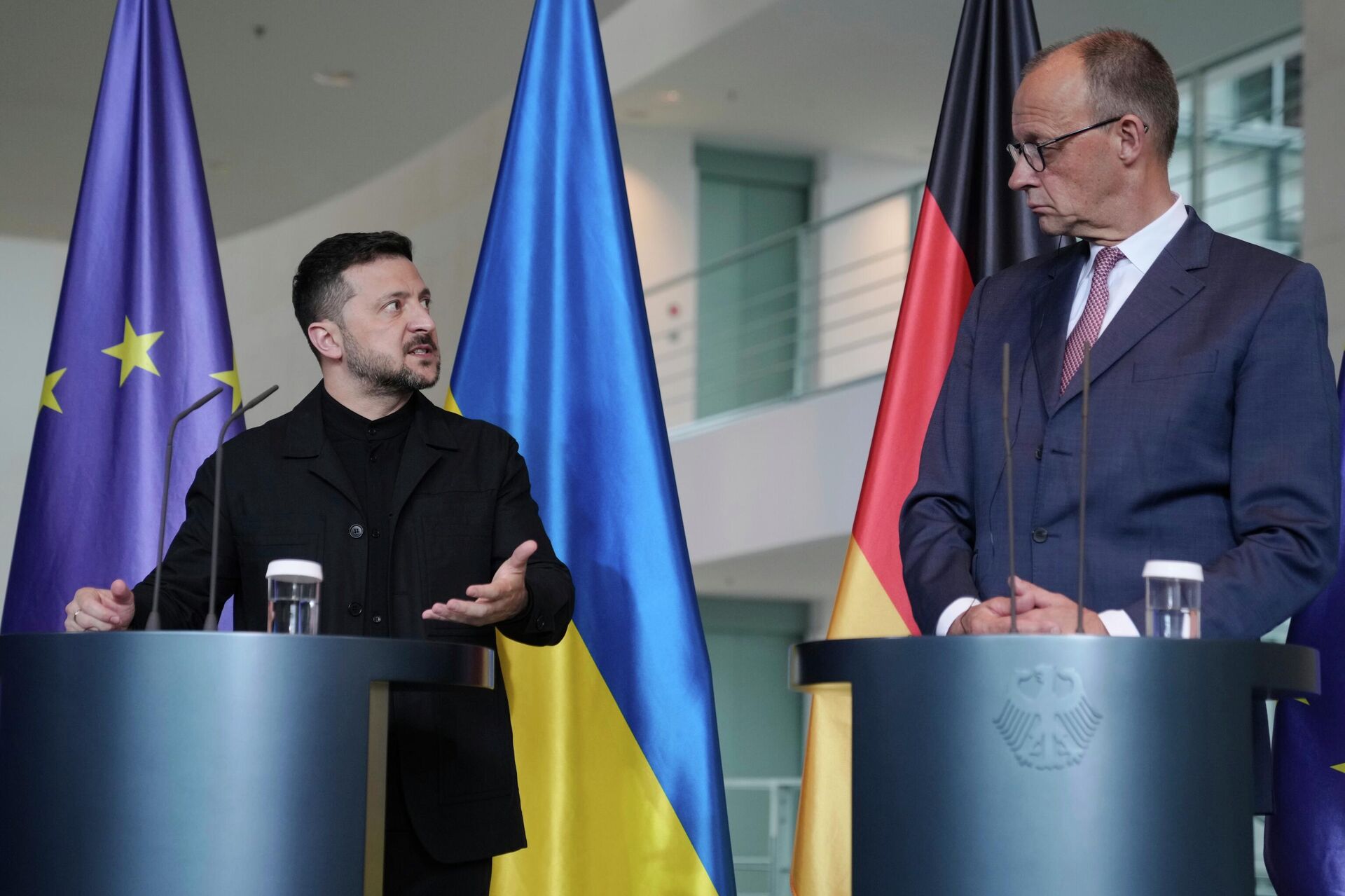 Friedrich Merz và Vladimir Zelensky trong một cuộc họp báo ở Berlin, Đức - Sputnik Việt Nam, 1920, 26.11.2025