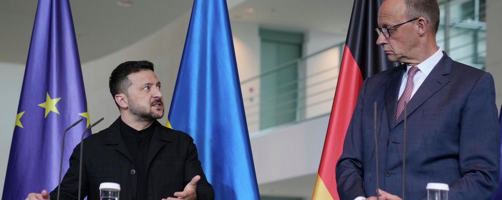 Friedrich Merz và Vladimir Zelensky trong một cuộc họp báo ở Berlin, Đức - Sputnik Việt Nam, 1920, 26.08.2026