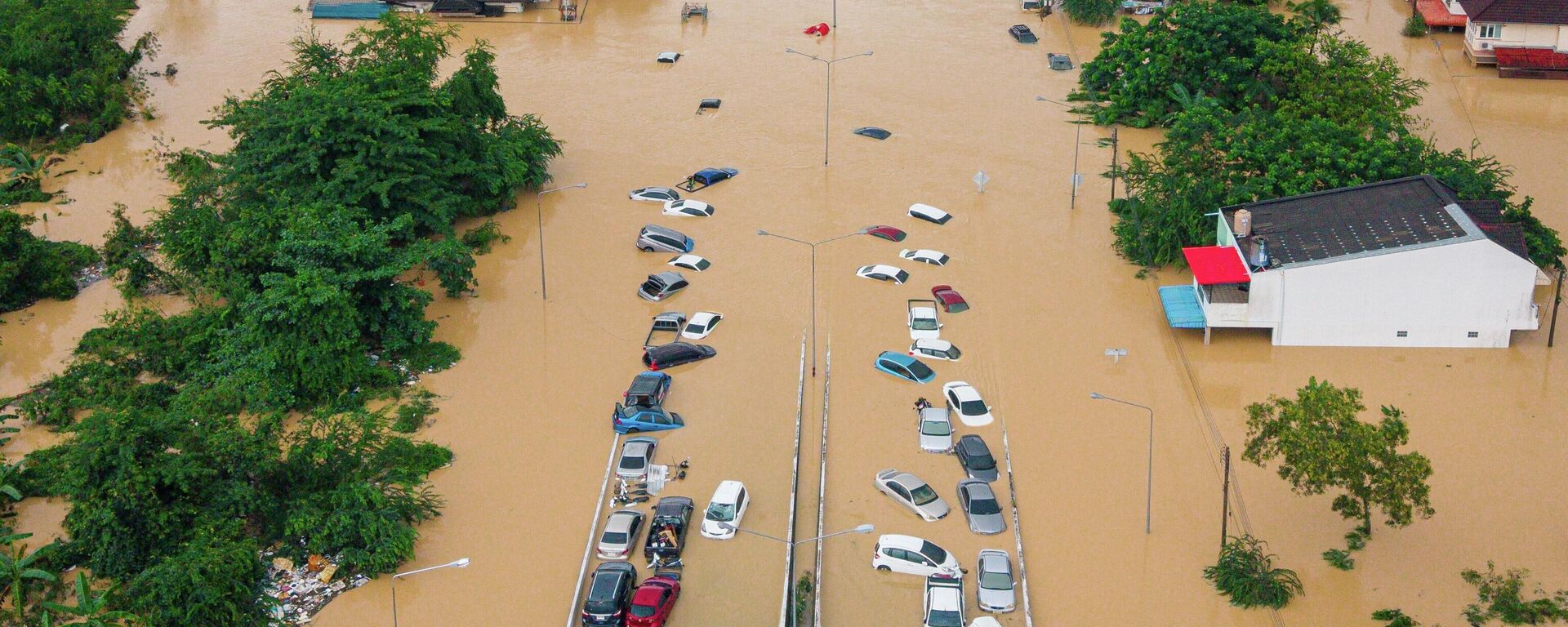 Xe hơi và nhà cửa bị ngập ở tỉnh Songkhla, miền nam Thái Lan - Sputnik Việt Nam, 1920, 26.11.2025