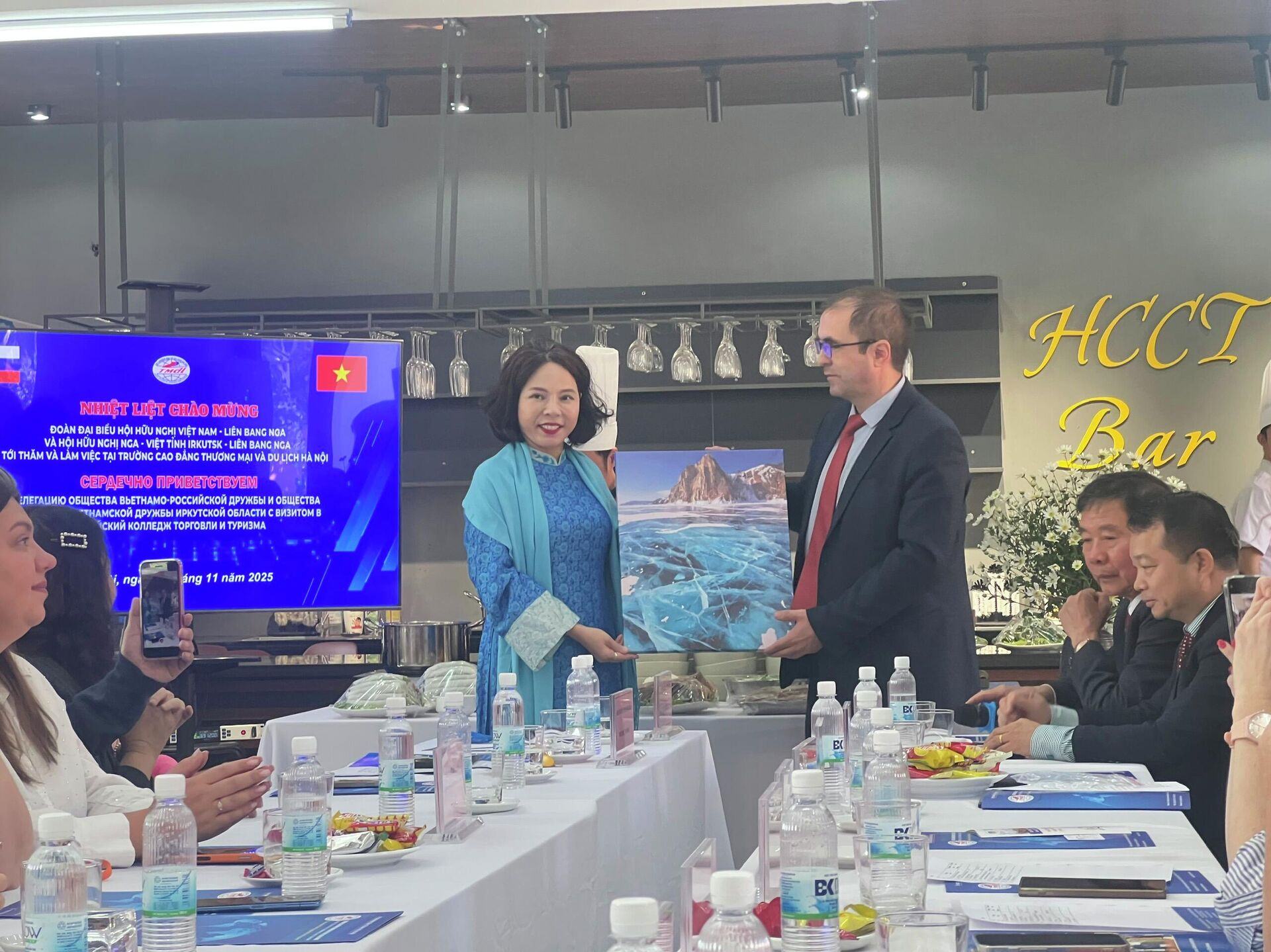 Đoàn đại biểu Irkutsk đến thăm và làm việc tại Trường Cao đẳng Thương mại và Du lịch Hà Nội - Sputnik Việt Nam, 1920, 26.11.2025