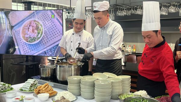 Đoàn đại biểu Irkutsk đến thăm và làm việc tại Trường Cao đẳng Thương mại và Du lịch Hà Nội - Sputnik Việt Nam