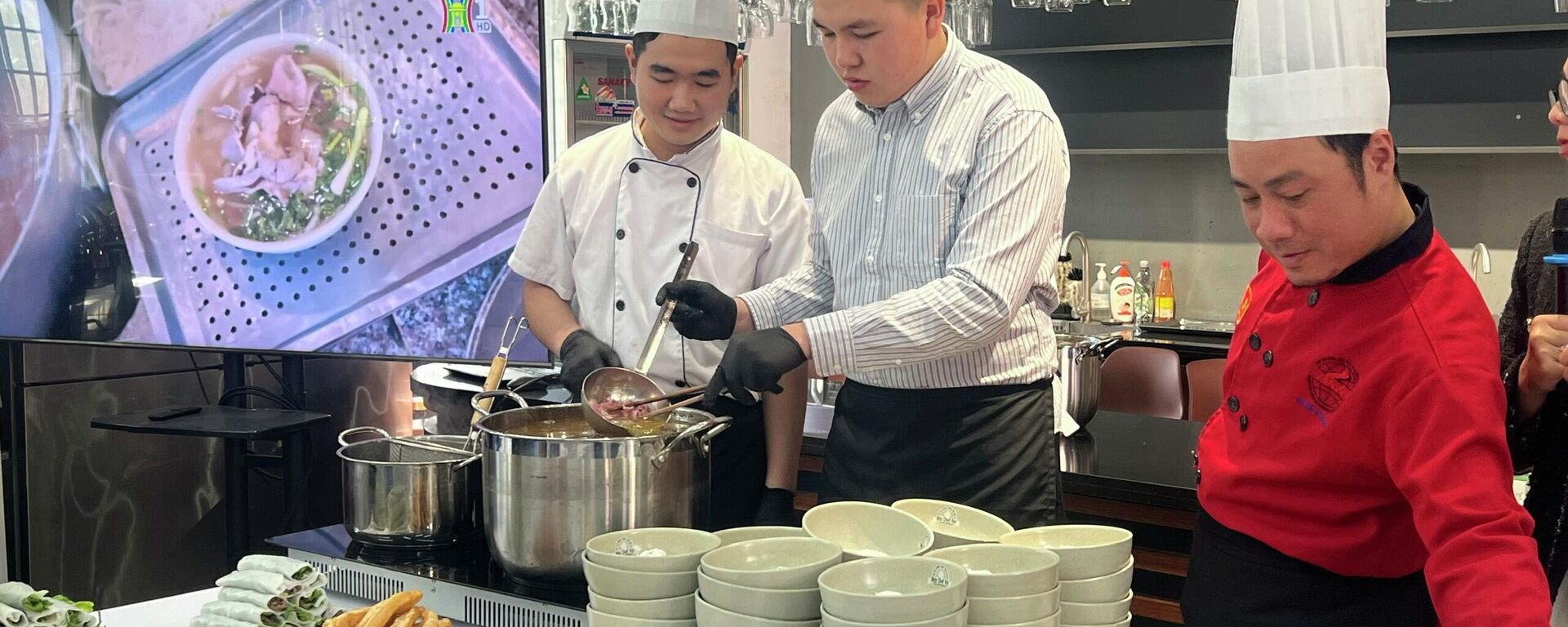 Đoàn đại biểu Irkutsk đến thăm và làm việc tại Trường Cao đẳng Thương mại và Du lịch Hà Nội - Sputnik Việt Nam, 1920, 26.11.2025