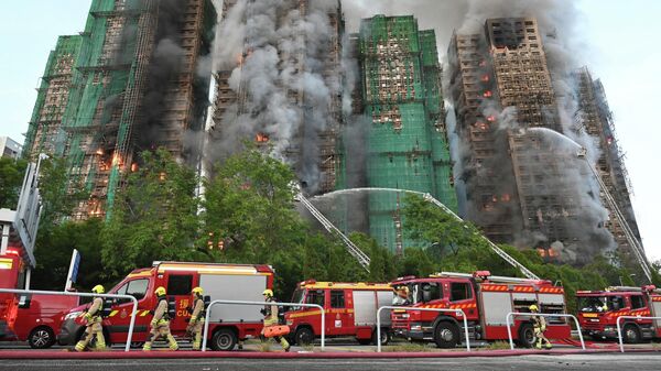 Hỏa hoạn thiêu rụi các tòa chung cư tại khu Wan Fook, Tai Po, Hồng Kông - Sputnik Việt Nam