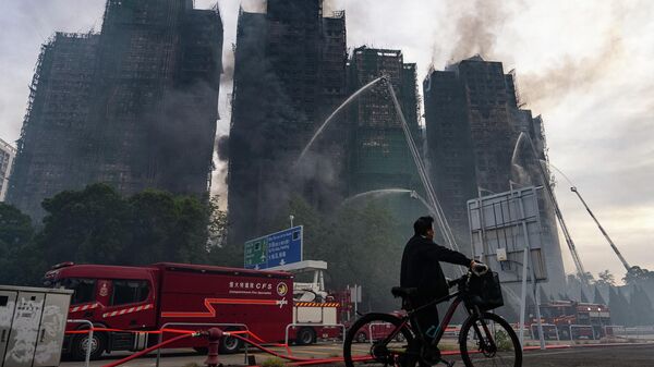Последствия пожара в жилом комплексе Ван Фук Корт в Гонконге - Sputnik Việt Nam