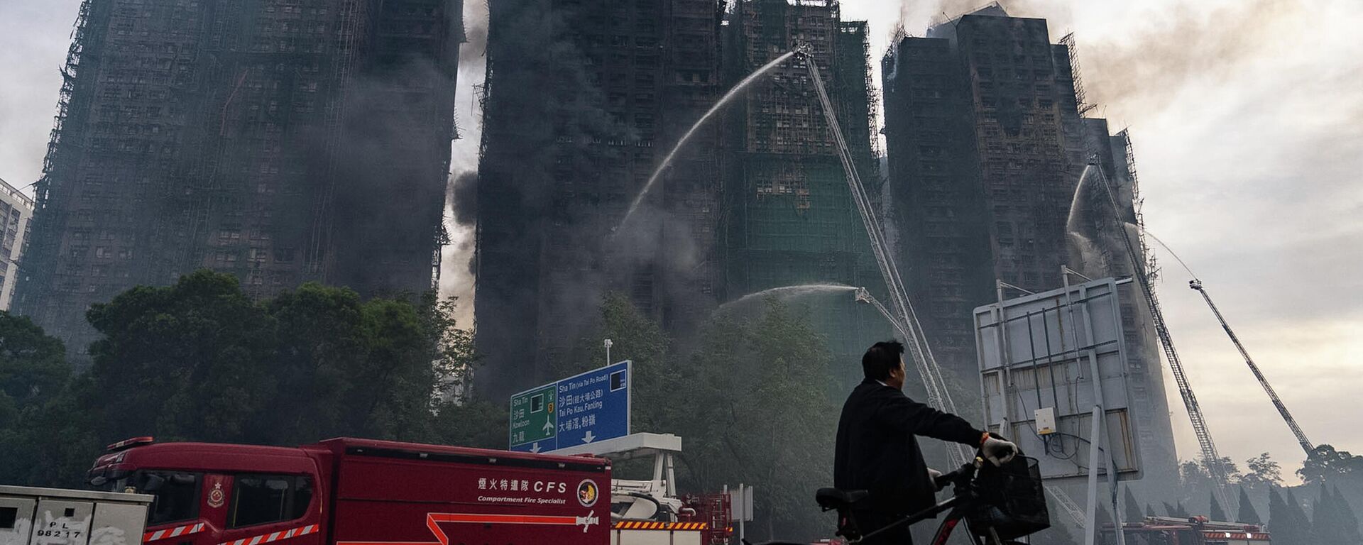 Hậu quả vụ cháy tại khu phức hợp nhà ở Vạn Phúc Court ở Hồng Kông - Sputnik Việt Nam, 1920, 27.11.2025