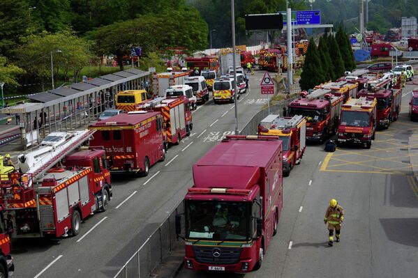 Xe cứu hỏa tại khu phức hợp nhà ở &quot;Vạn Phúc Court&quot; ở Hồng Kông - Sputnik Việt Nam