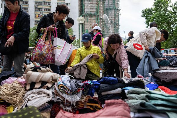 Đồ đạc cho những người bị ảnh hưởng bởi vụ cháy tại khu phức hợp nhà ở &quot;Vạn Phúc Court&quot; ở Hồng Kông - Sputnik Việt Nam