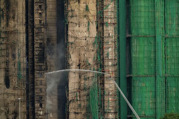 Hậu quả vụ cháy tại khu phức hợp nhà ở &quot;Vạn Phúc Court&quot; ở Hồng Kông - Sputnik Việt Nam