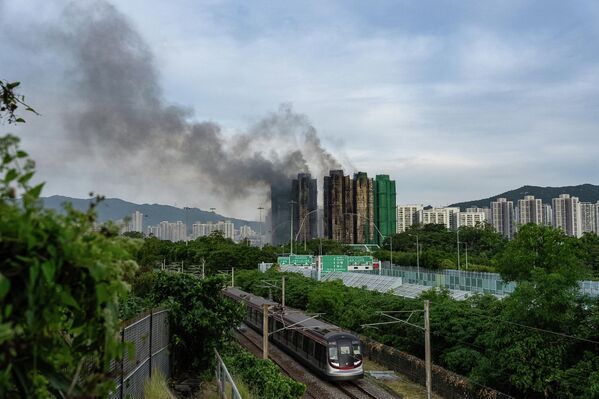 Hậu quả vụ cháy tại khu phức hợp nhà ở &quot;Vạn Phúc Court&quot; ở Hồng Kông - Sputnik Việt Nam