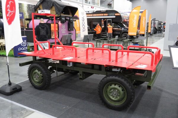 Xe tải tự hành không người lái Oslik, dẫn động bốn bánh, được trang bị cảm biến LiDAR. Có thể chở tới 1 tấn hàng hóa. - Sputnik Việt Nam