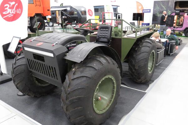 Xe địa hình ZiS 40 với khung gầm khớp nối. Động cơ xăng 15 mã lực, tốc độ - 24 km/h, tổng trọng lượng lên tới 1.000 kg. - Sputnik Việt Nam