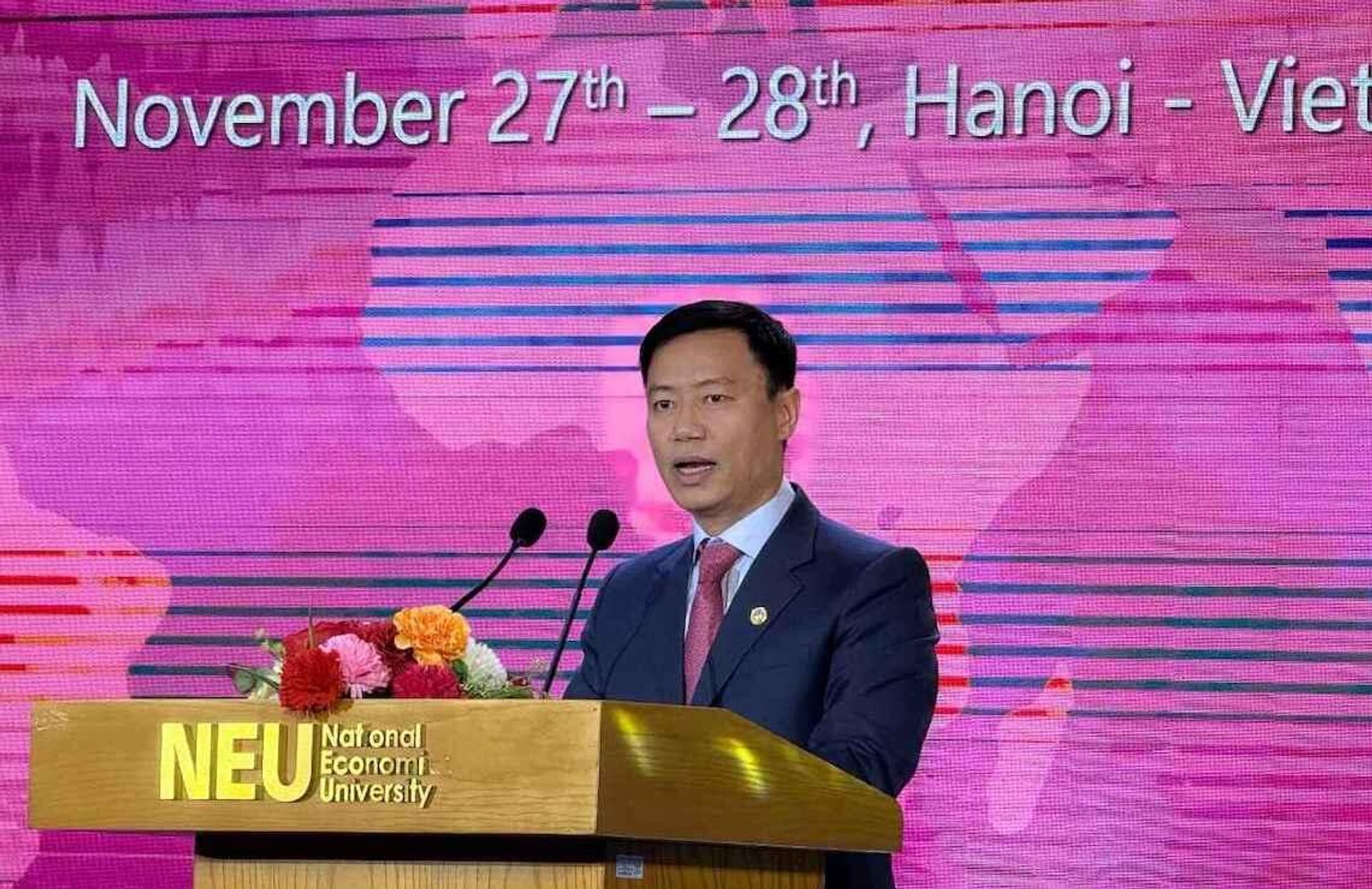 PGS.TS Bùi Đức Thọ - Bí thư Đảng ủy, Chủ tịch Hội đồng Đại học Kinh tế Quốc dân - phát biểu tại hội thảo - Sputnik Việt Nam, 1920, 27.11.2025