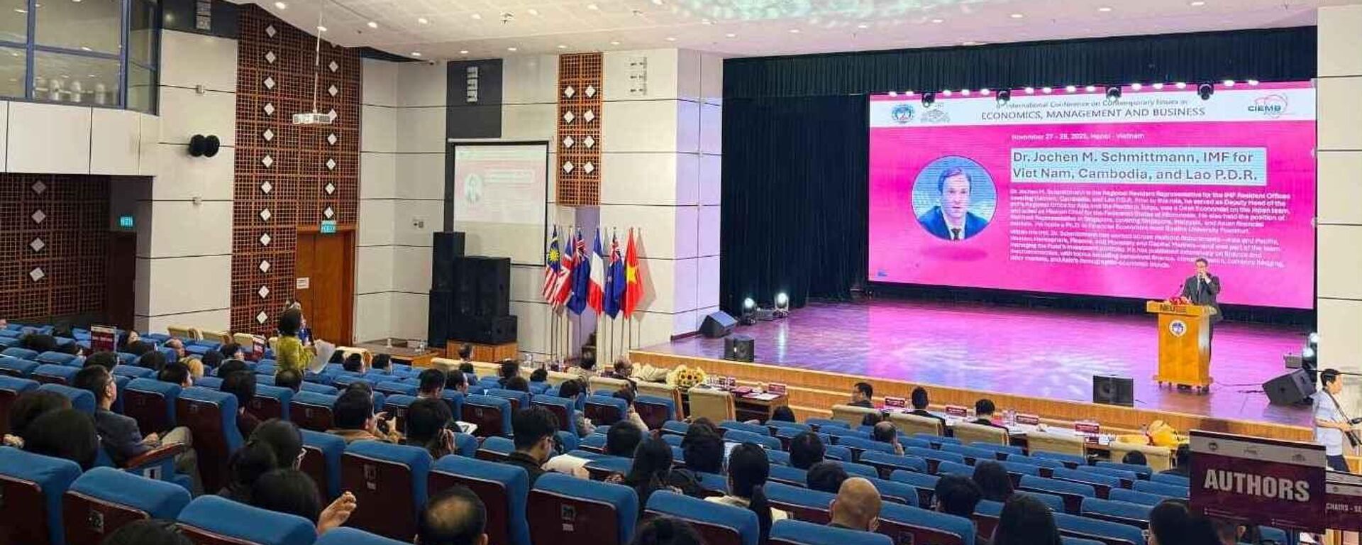 TS. Jochen M. Schmittmann (IMF) cho rằng, để hướng tới tăng trưởng hai con số, Việt Nam cần cải tổ tài chính, nâng cao năng suất và chất lượng lao động, đồng thời đầu tư hạ tầng chiến lược - Sputnik Việt Nam, 1920, 27.11.2025