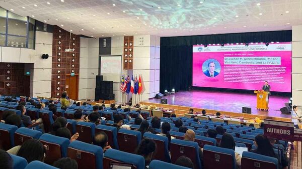 TS. Jochen M. Schmittmann (IMF) cho rằng, để hướng tới tăng trưởng hai con số, Việt Nam cần cải tổ tài chính, nâng cao năng suất và chất lượng lao động, đồng thời đầu tư hạ tầng chiến lược - Sputnik Việt Nam