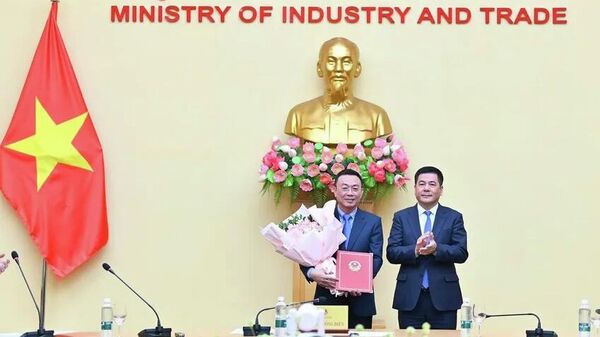 Bộ trưởng Bộ Công Thương Nguyễn Hồng Diên đã trao quyết định bổ nhiệm ông Tô Xuân Bảo, Chánh Văn phòng Đảng uỷ Bộ giữ chức Phó Viện trưởng Viện Năng lượng, đồng thời trao quyền Viện trưởng cho ông Tô Xuân Bảo - Sputnik Việt Nam