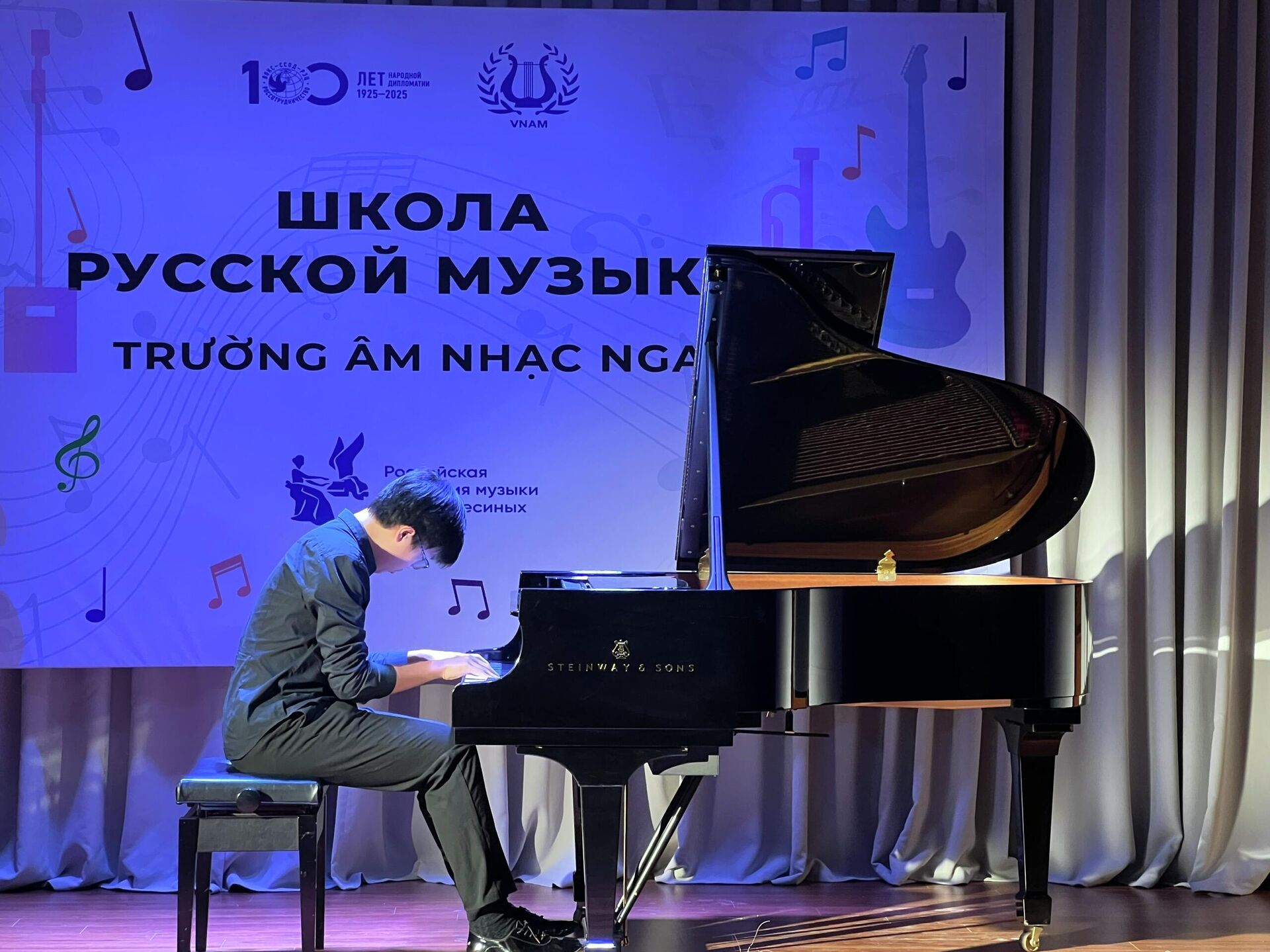 Một số hình ảnh tại Lễ bế mạc chương trình các giờ học mẫu của Học viện Âm nhạc Quốc gia mang tên Gnesin và lễ Khai trương thiết bị mới tại Trung tâm Khoa học và Văn hóa Nga tại Hà Nội - Sputnik Việt Nam, 1920, 27.11.2025