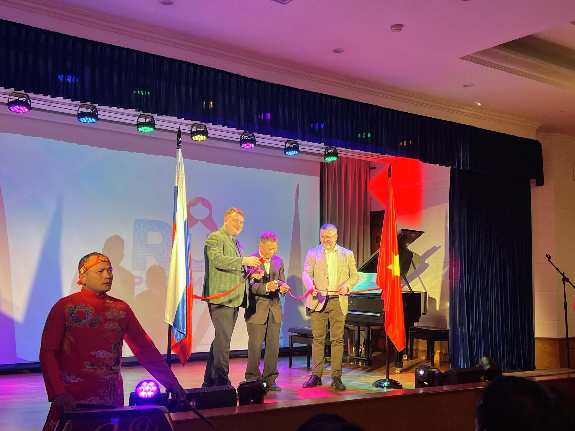 Một số hình ảnh tại Lễ bế mạc chương trình các giờ học mẫu của Học viện Âm nhạc Quốc gia mang tên Gnesin và lễ Khai trương thiết bị mới tại Trung tâm Khoa học và Văn hóa Nga tại Hà Nội - Sputnik Việt Nam, 1920, 27.11.2025