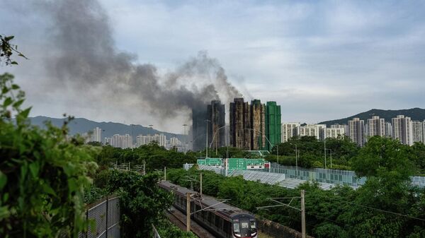 Hậu quả của vụ cháy tại khu chung cư Wang Fuk Court ở Hồng Kông - Sputnik Việt Nam