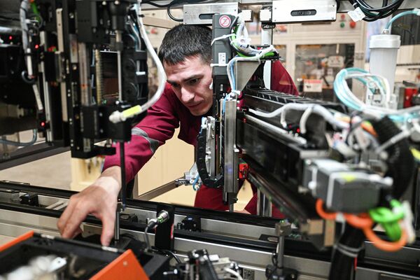 Nhân viên làm việc tại khu vực sản xuất UAV trong Trung tâm Khoa học – Sản xuất “Hệ thống Hàng không không người lái” ở Tolyatti - Sputnik Việt Nam