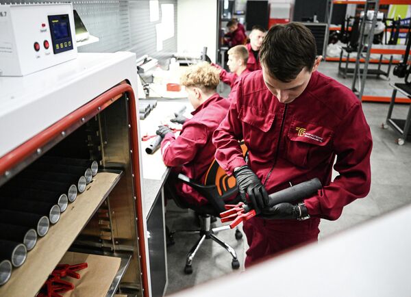 Nhân viên làm việc tại khu vực sản xuất UAV trong Trung tâm Khoa học – Sản xuất “Hệ thống Hàng không không người lái” ở Tolyatti - Sputnik Việt Nam