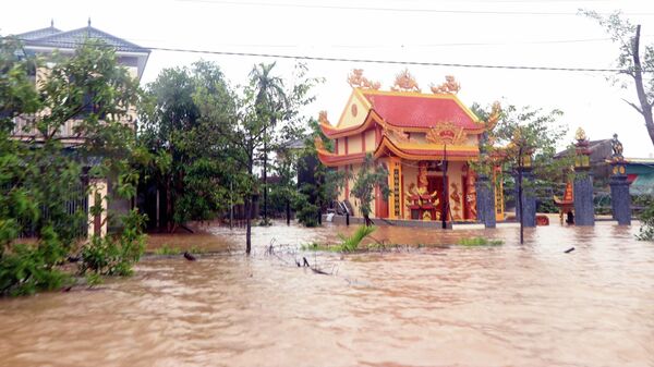 Hàng trăm hộ dân tổ dân phố Tiền Thượng, phường Hà Huy Tập nước ngập sâu - Sputnik Việt Nam