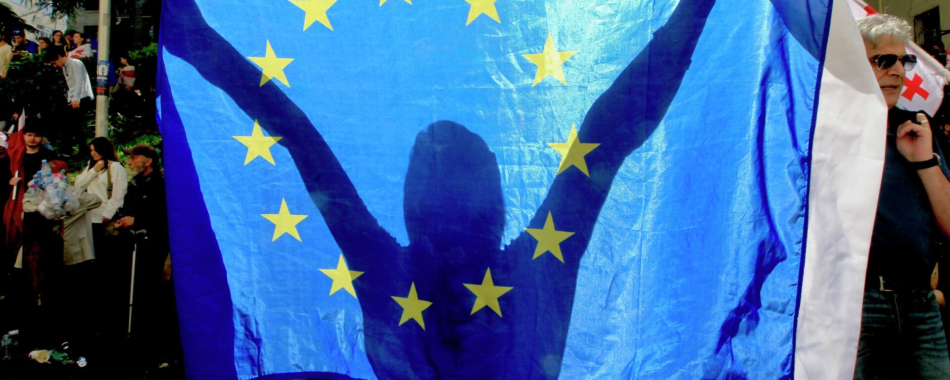 Một người biểu tình cầm cờ EU - Sputnik Việt Nam, 1920, 28.11.2025