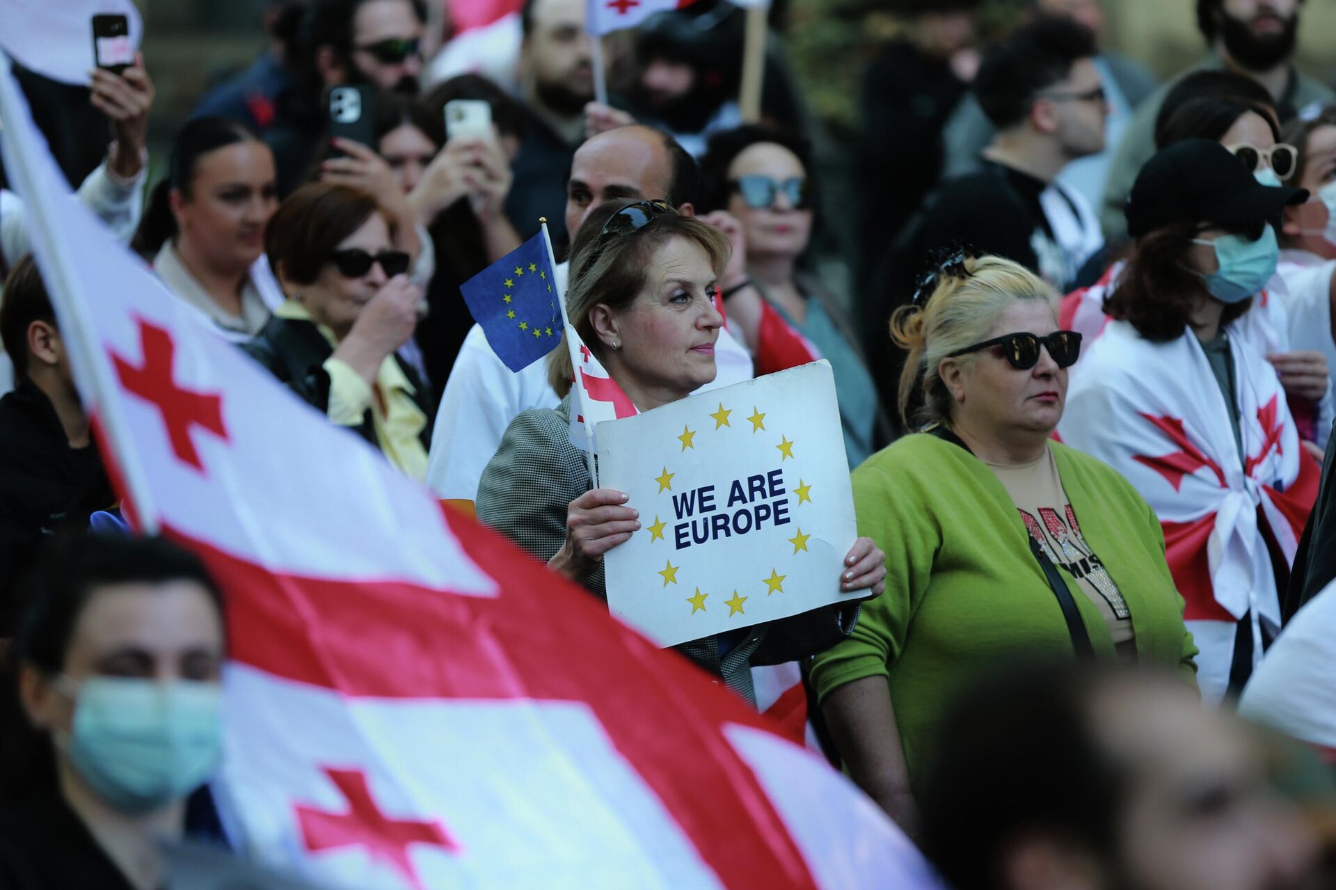 Những người ủng hộ phe đối lập trong một cuộc biểu tình ở trung tâm Tbilisi, Gruzia - Sputnik Việt Nam, 1920, 28.11.2025