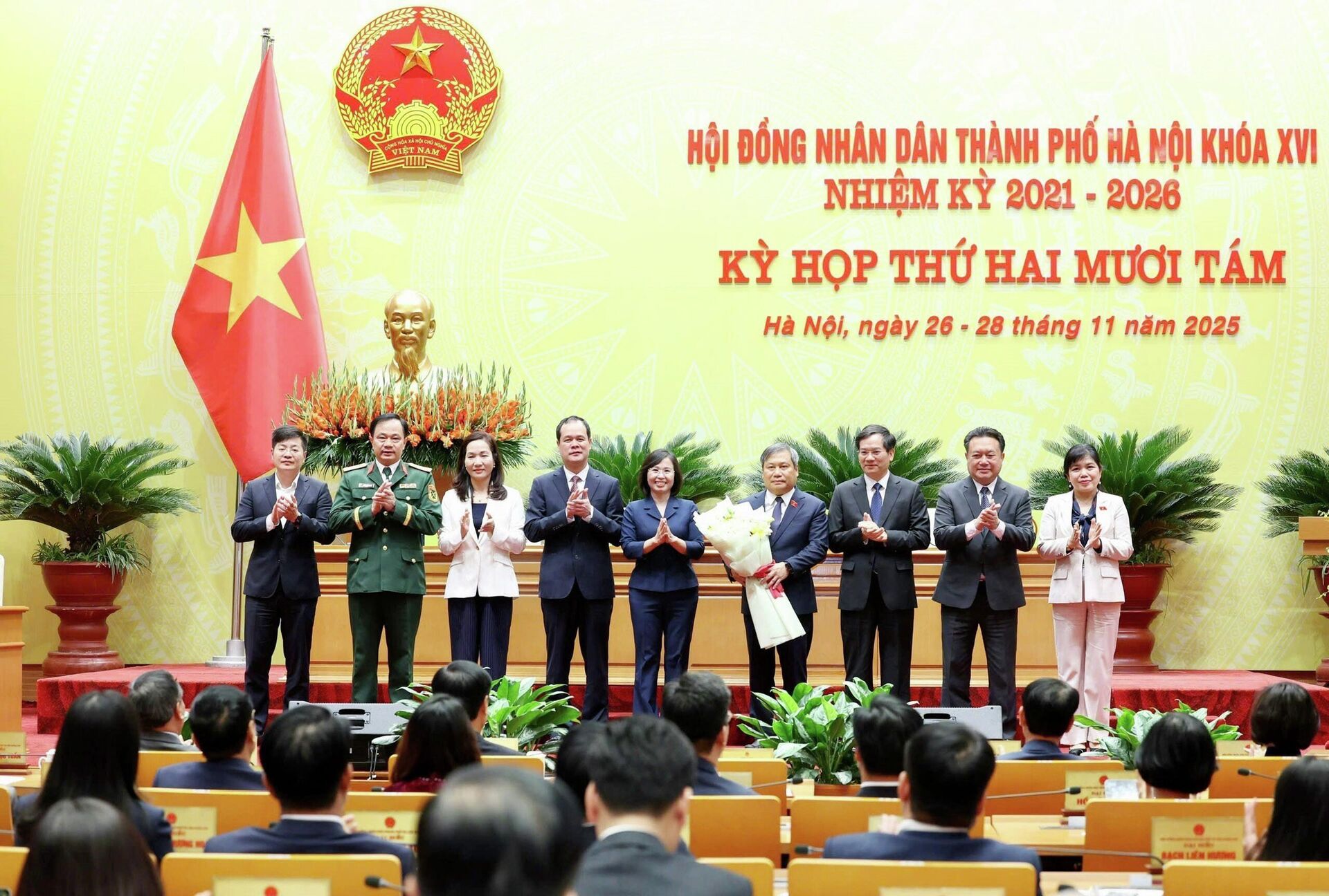 Các đại biểu tặng hoa tân Chủ tịch Ủy ban nhân dân thành phố Hà Nội Vũ Đại Thắng - Sputnik Việt Nam, 1920, 28.11.2025