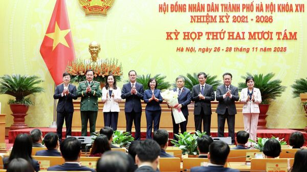 Các đại biểu tặng hoa tân Chủ tịch Ủy ban nhân dân thành phố Hà Nội Vũ Đại Thắng - Sputnik Việt Nam