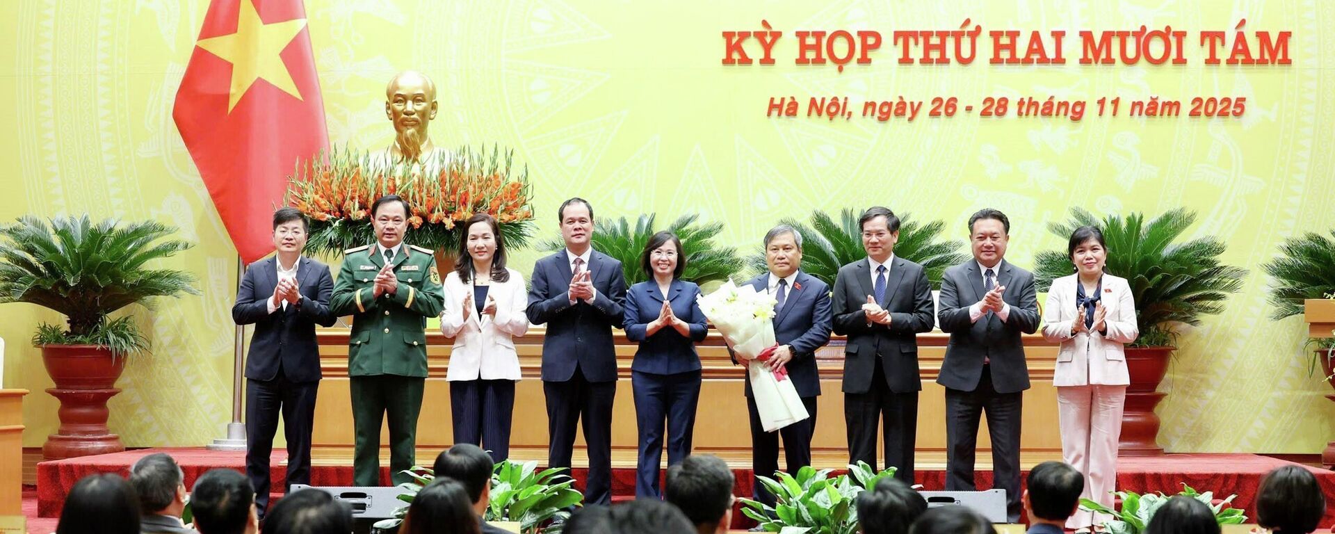 Các đại biểu tặng hoa tân Chủ tịch Ủy ban nhân dân thành phố Hà Nội Vũ Đại Thắng - Sputnik Việt Nam, 1920, 05.12.2025