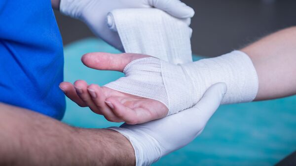 Băng bó bàn tay bị thương - Sputnik Việt Nam