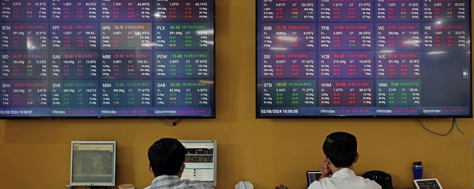 Khách hàng giao dịch tại Hội sở chính Công ty Chứng khoán Bảo Việt tại Hà Nội - Sputnik Việt Nam, 1920, 28.11.2025