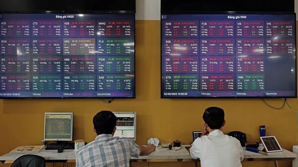 Khách hàng giao dịch tại Hội sở chính Công ty Chứng khoán Bảo Việt tại Hà Nội - Sputnik Việt Nam