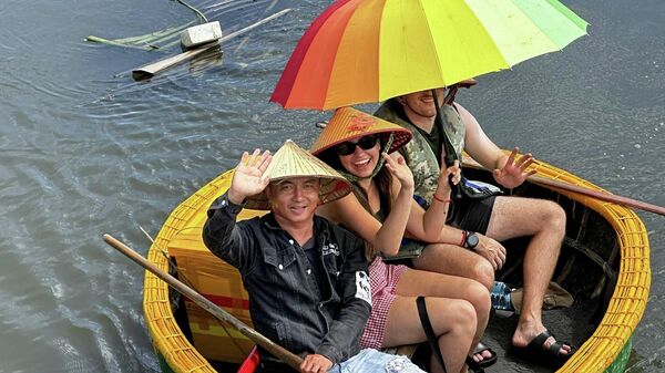 Khách du lịch quốc tế hào hứng khi được đi thuyền thúng tại làng du lịch Cẩm Thanh, phường Hội An Đông, thành phố Đà Nẵng - Sputnik Việt Nam