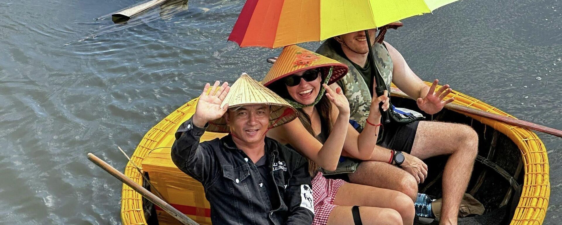 Khách du lịch quốc tế hào hứng khi được đi thuyền thúng tại làng du lịch Cẩm Thanh, phường Hội An Đông, thành phố Đà Nẵng - Sputnik Việt Nam, 1920, 19.04.2026